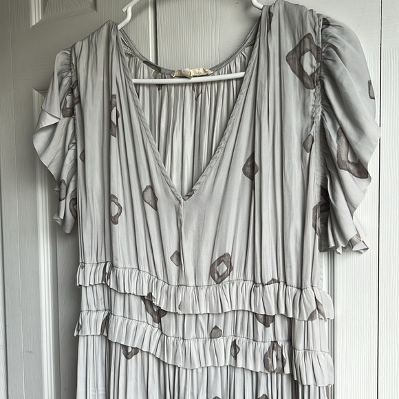 Grade & Gather Ruffled Satin Grey V-Neck Dress size Large - Picture 3 of 6